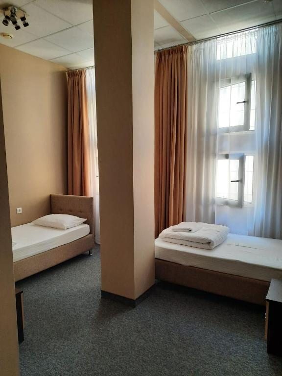Двухместный (Стандартный двухместный номер с 2 отдельными кроватями и общей ванной комнатой) мини-отеля Максим Горький, Сочи