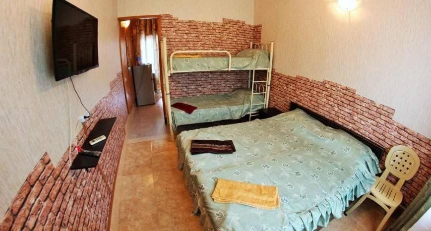 Трехместный (Трехместный номер с собственной ванной комнатой) загородного отеля Абрикос, Архипо-Осиповка