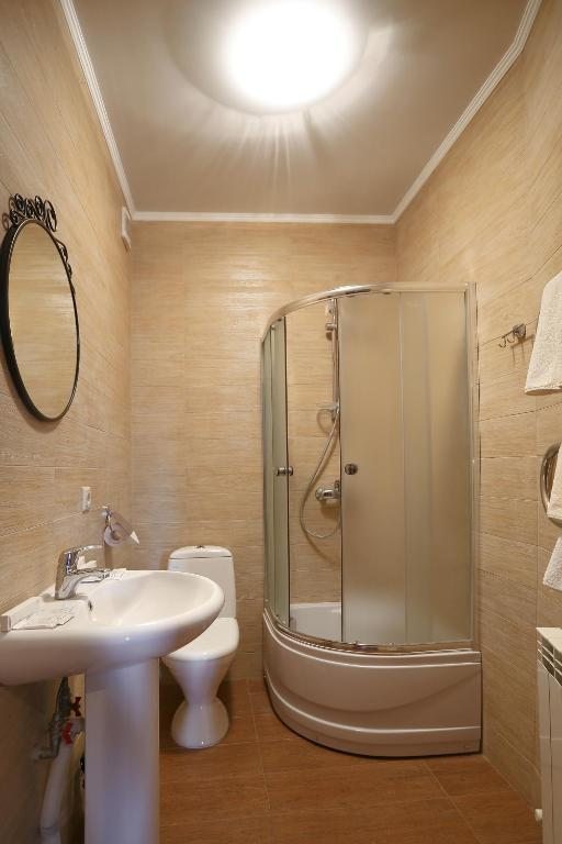Двухместный (Двухместный номер с 2 отдельными кроватями и собственной ванной комнатой) отеля Харчевня, Горячий Ключ