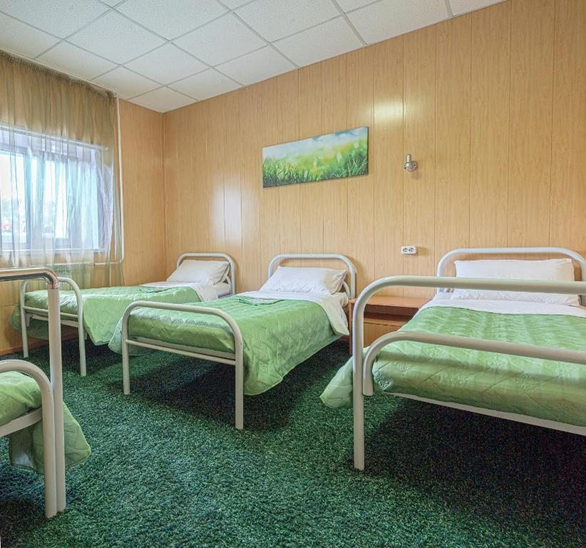 Четырехместный (Стандартный четырехместный номер) отеля Зеленый, Красноярск
