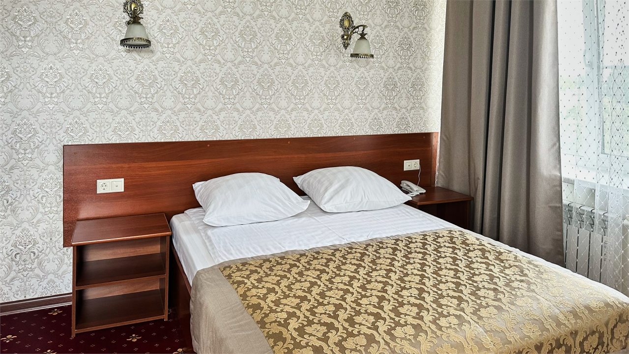 Двухместный (Стандарт с душем, одной большой кроватью, 19 кв м) отеля Калипсо, Тверь