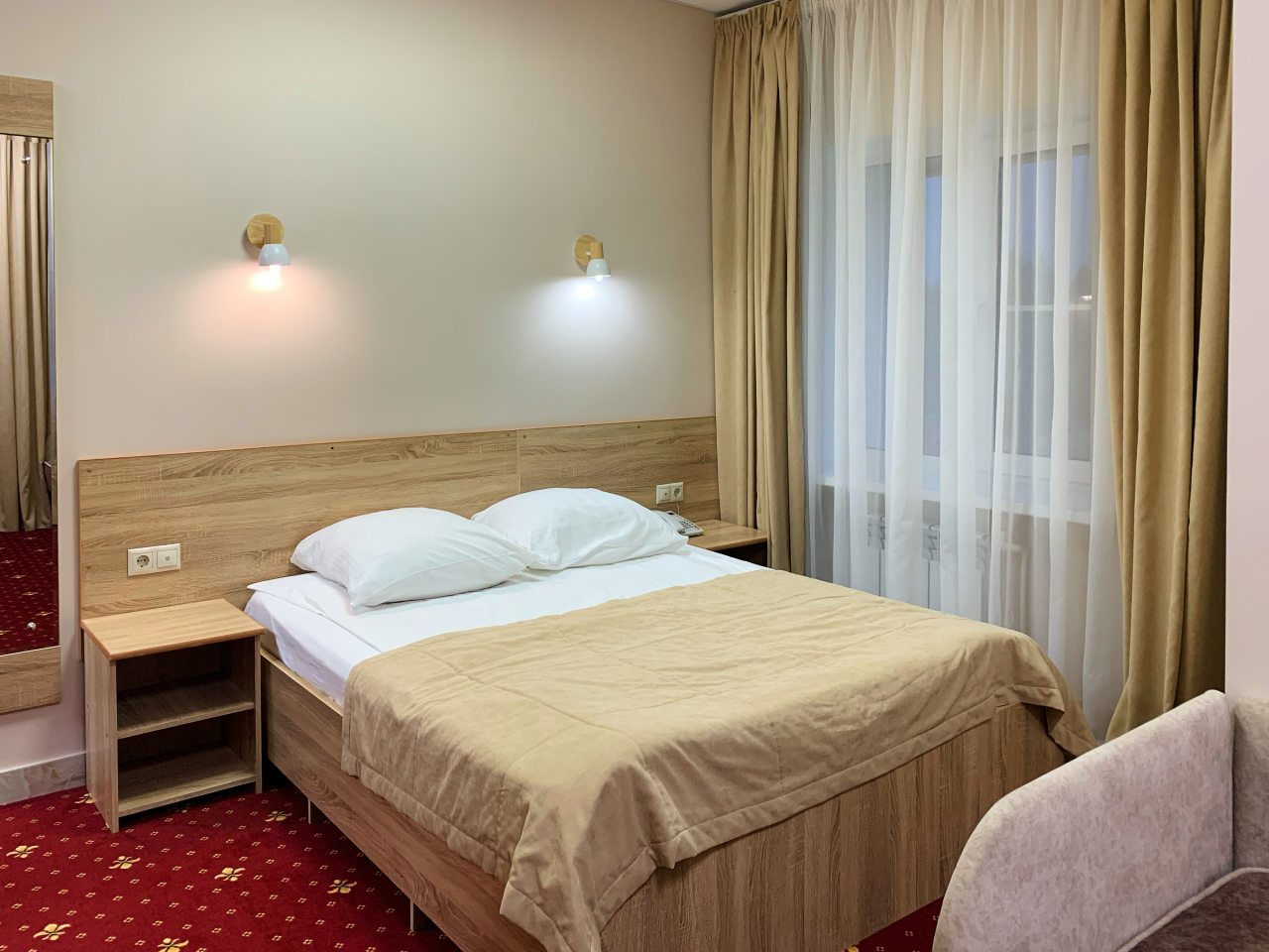 Двухместный (Стандарт улучшенный с душем и одной большой кроватью, 26 кв м) отеля Калипсо, Тверь