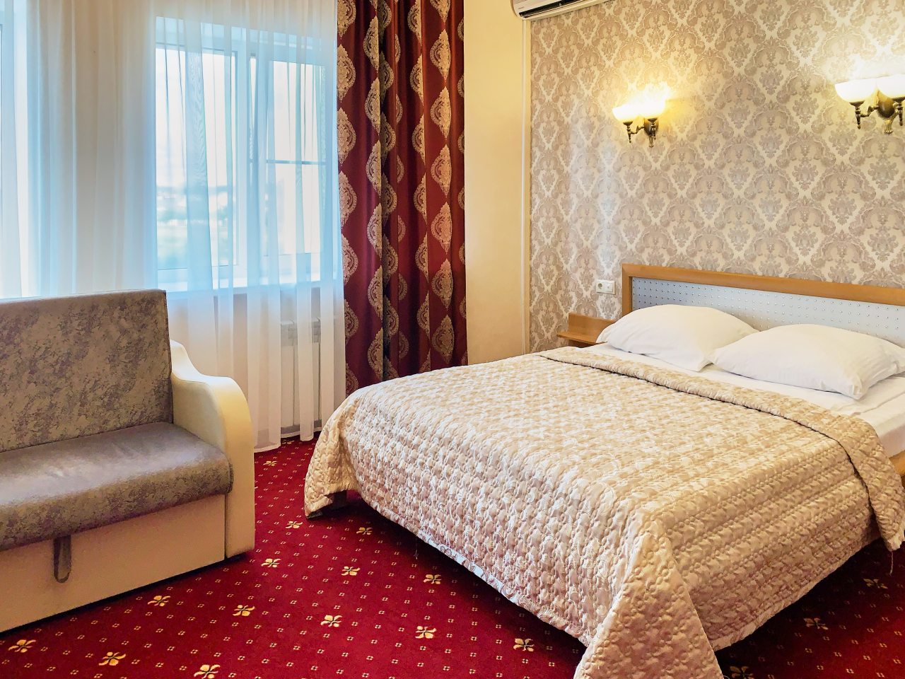 Полулюкс (Большой полулюкс с кухней, ванной, одной большой кроватью 28 кв м) отеля Калипсо, Тверь