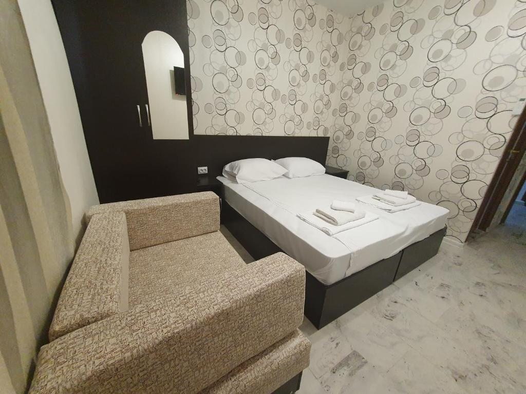 Трехместный (Трехместный номер с собственной ванной комнатой) гостевого дома Лабиринт, Сочи