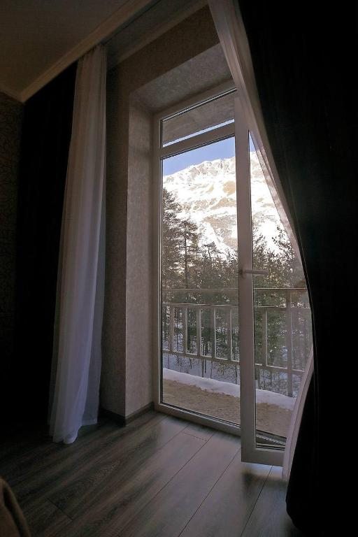 Вид на горы, Отель Крокус
