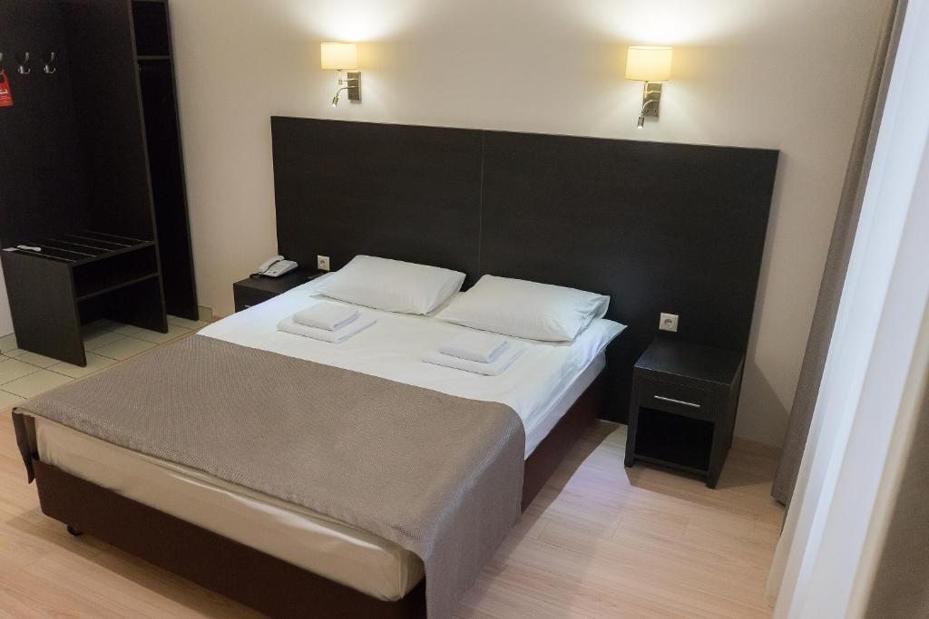 Двухместный (Улучшенный двухместный номер с 1 двуспальной кроватью) гостиницы Гараж, Сызрань