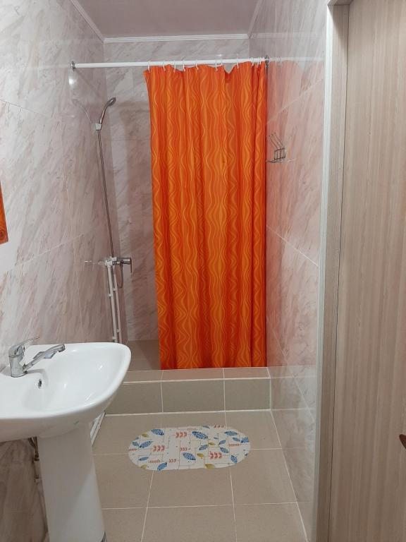 Двухместный (Двухместный номер Делюкс с 1 кроватью и ванной) гостевого дома Guest house Akvarel, Голубицкая