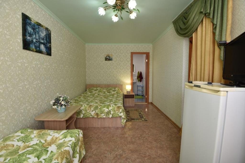 Трехместный (Роскошный трехместный номер) отеля Skazka Inn, Голубицкая