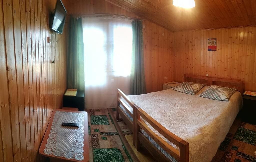 Двухместный (Двухместный номер Делюкс с 1 кроватью и балконом) отеля Золотая рыбка, Каменномостский, Республика Адыгея