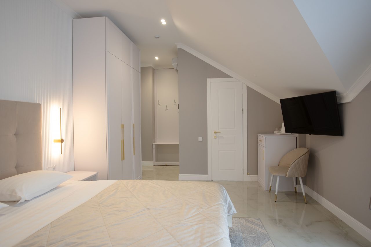 Трехместный (Стандартный трехместный номер с балконом 