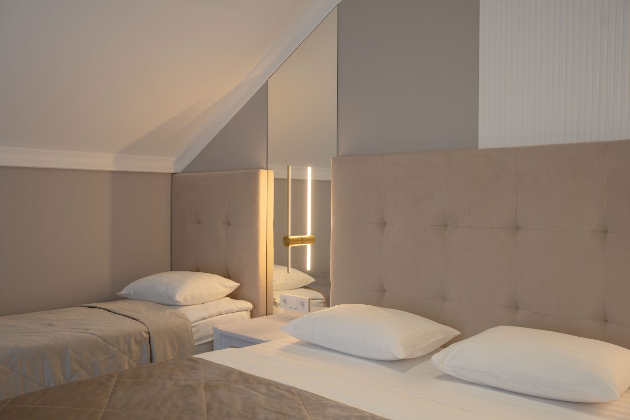 Трехместный (Стандартный трехместный номер с балконом 