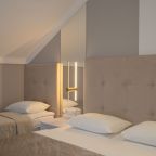 Трехместный (Стандартный трехместный номер с балконом "Мансарда"), Отель Monarch