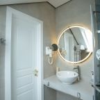 Трехместный (Стандартный трехместный номер с балконом "Мансарда"), Отель Monarch