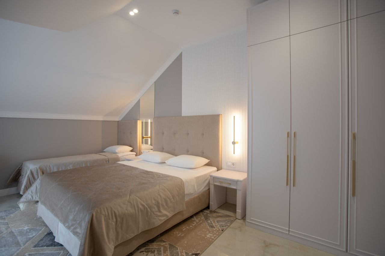 Трехместный (Стандартный трехместный номер с балконом 