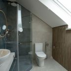 Трехместный (Стандартный трехместный номер с балконом "Мансарда"), Отель Monarch