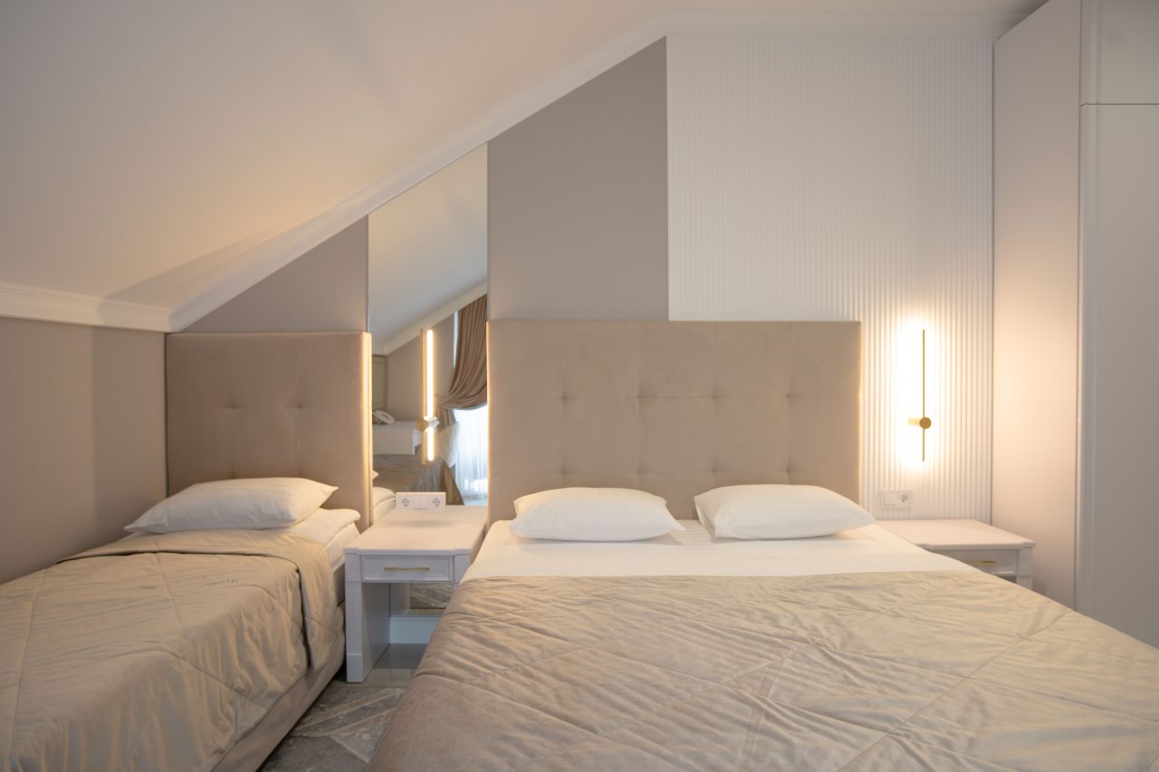 Трехместный (Стандартный трехместный номер с балконом 