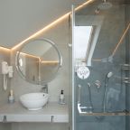 Люкс (Двухкомнатный "Люкс" без балкона мансарда), Отель Monarch