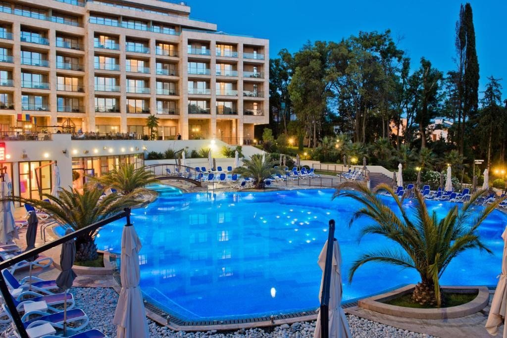 Бассейн в курортном отеле «Swissotel Сочи Камелия» 5*, Сочи. Отель Swissotel Resort Сочи Камелия