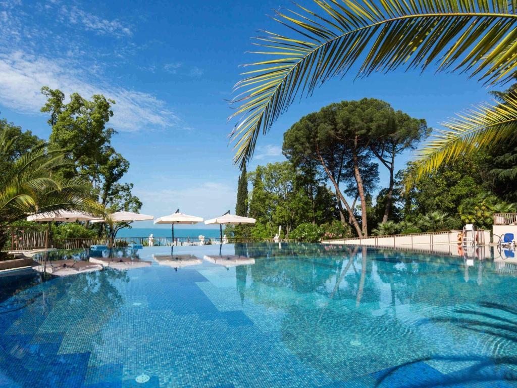 Открытый бассейн, Отель Swissotel Resort Сочи Камелия