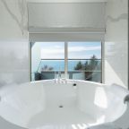 Трёхместный и более (Номер Presidential Suite, с террасой и видом на море — с 2 двуспальными кроватями), Отель Swissotel Resort Сочи Камелия