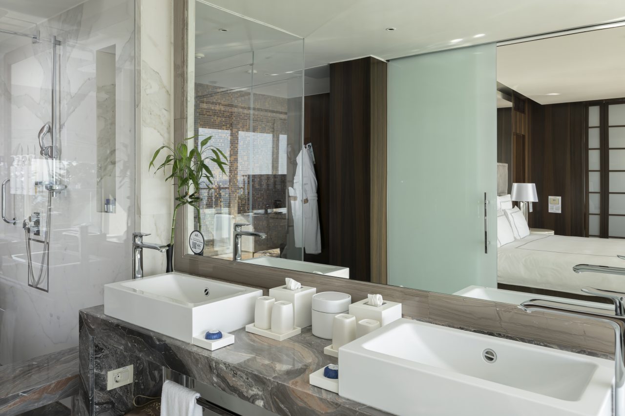 Трёхместный и более (Номер Presidential Suite, с террасой и видом на море — с 2 двуспальными кроватями), Отель Swissotel Resort Сочи Камелия