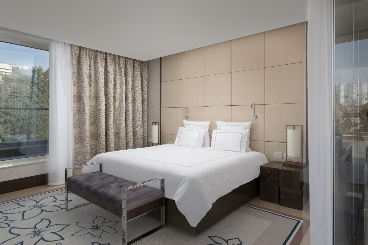 Трёхместный и более (Номер Presidential Suite, с террасой и видом на море — с 2 двуспальными кроватями), Отель Swissotel Resort Сочи Камелия