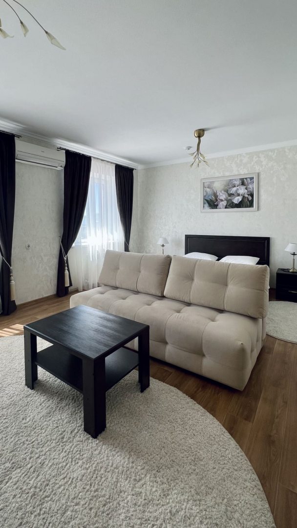 Двухместный (Двухместный номер с двуспальной кроватью и диваном) гостиницы Ласточка, Кузнецк