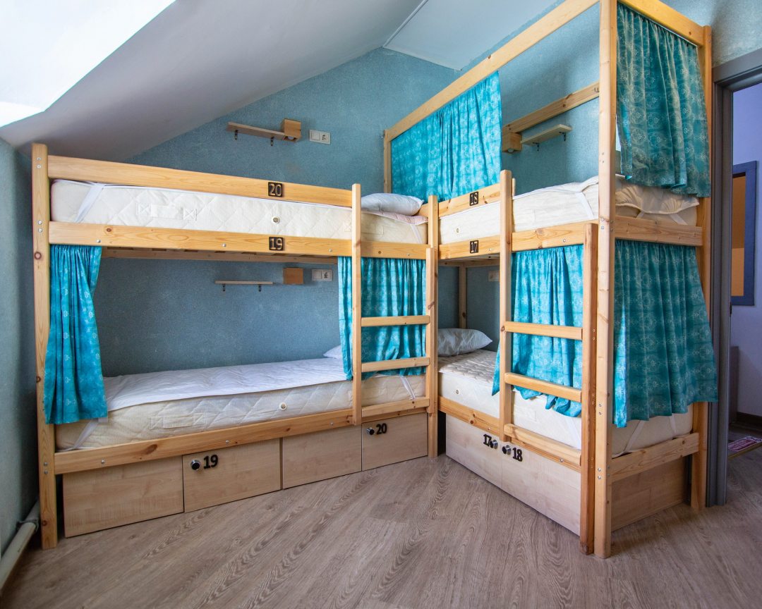 Шестиместный Мужской (Спальное место на двухъярусной кровати в общем номере для мужчин - 6 мест) хостела Чердак, Махачкала