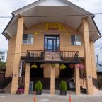 Парковка, Отель Лира