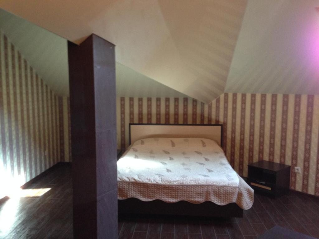 Двухместный (Двухместный номер с двуспальной кроватью и дополнительной кроватью) отеля Атмосфера, Новочеркасск