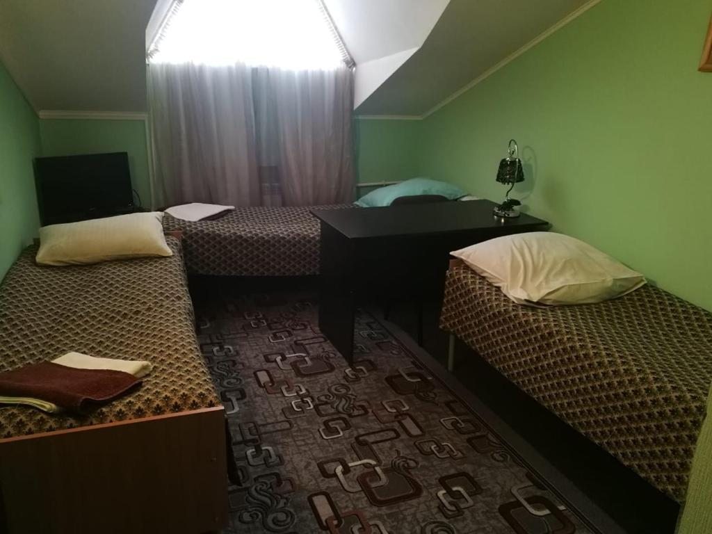 Трехместный (Бюджетный трехместный номер) отеля Белая гора, Ноябрьск