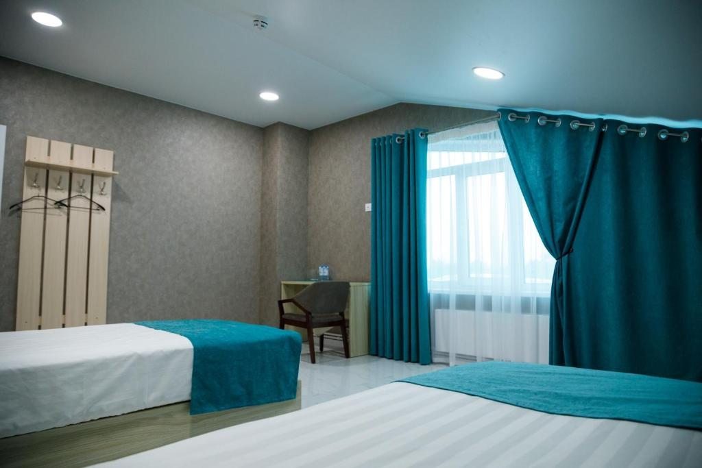 Двухместный (Двухместный номер с 2 отдельными кроватями и общей ванной комнатой) отеля Белая Медведица, Ноябрьск