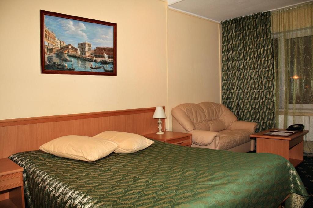 Двухместный (Улучшенный, С 1 кроватью) отеля Кедр, Нягань