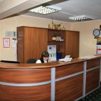 Стойка регистрации отеля «Кедр» работает круглосуточно
