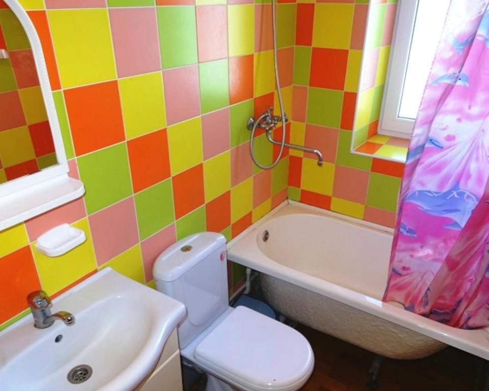 Четырехместный (Четырехместный номер с собственной ванной комнатой) гостевого дома На Корницкого, 13, Кабардинка