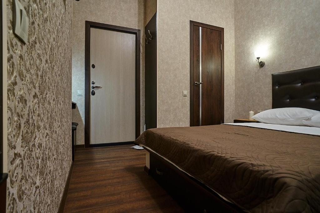 Двухместный (Двухместный номер с 1 кроватью и собственной ванной комнатой) отеля FILIN на Степанца, Омск