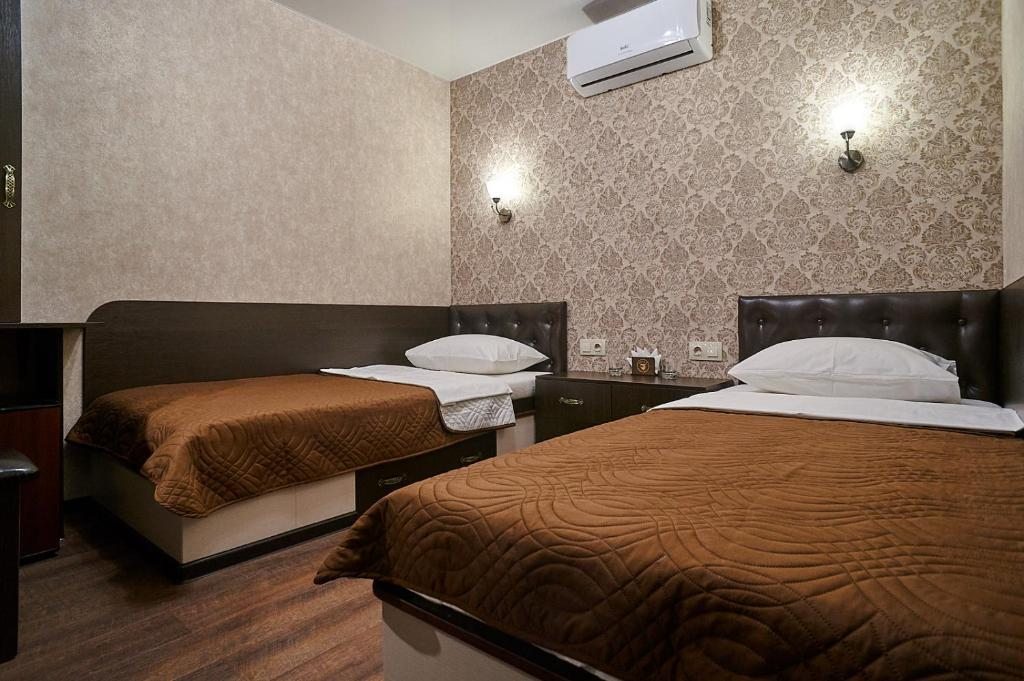 Двухместный (Двухместный номер с 2 отдельными кроватями и собственной ванной комнатой за пределами номера) отеля FILIN на Степанца, Омск