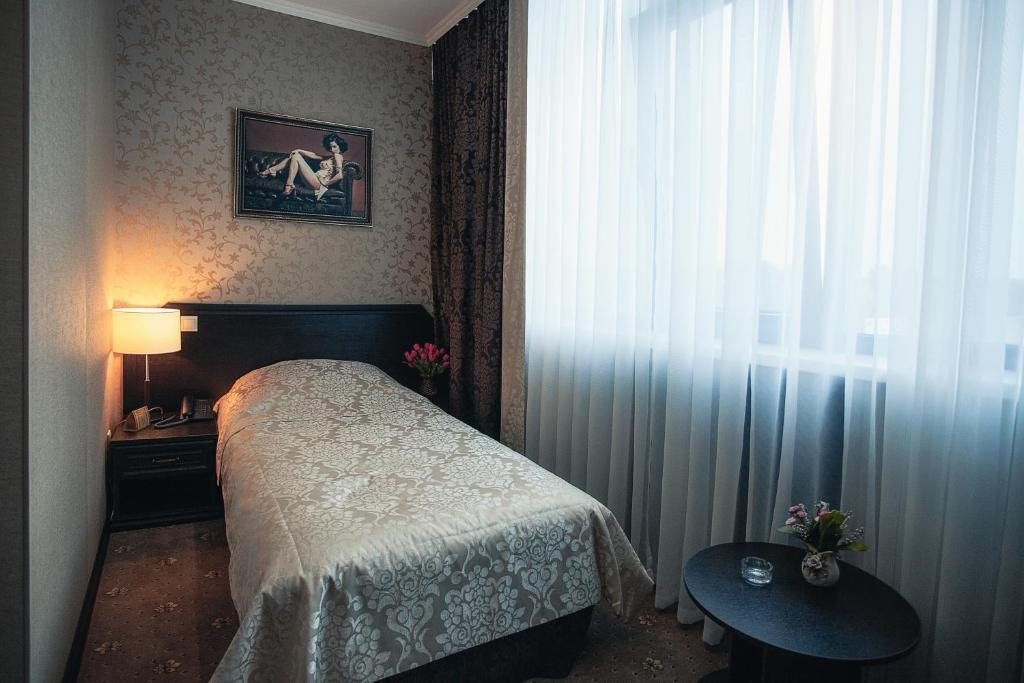 Двухместный (Улучшенный двухместный номер с 2 отдельными кроватями) отеля Буржуй на Бештаугорском шоссе, Пятигорск