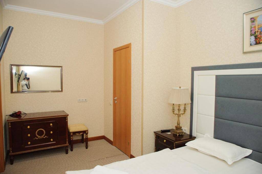 Двухместный (Стандарт с двуспальной кроватью) мини-отеля Апельсин на Бауманской, Москва