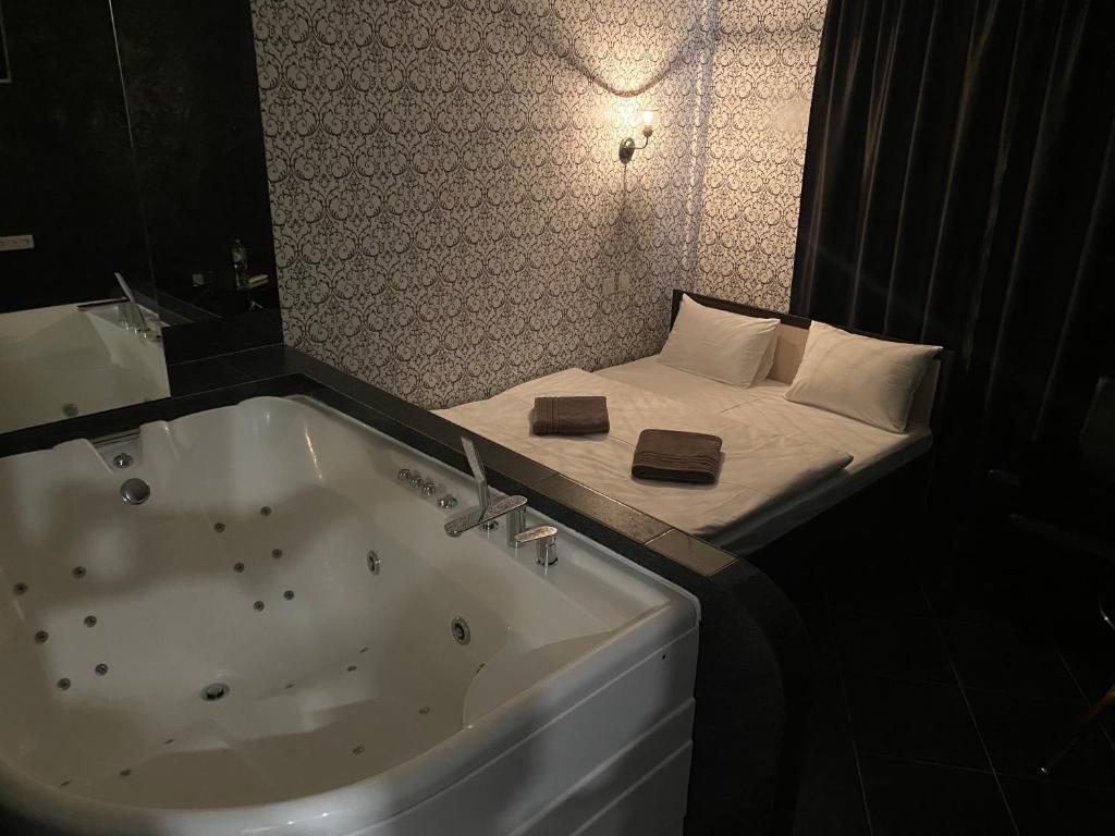 Сьюит (Люкс с гидромассажной ванной) отеля Нумера, Москва