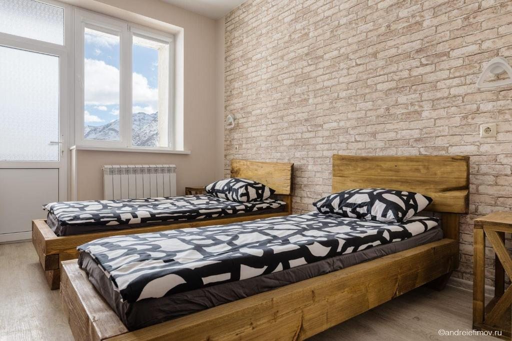 Двухместный (Двухместный номер с 2 отдельными кроватями и видом на горы) гостевого дома Маша и Медведи, Терскол