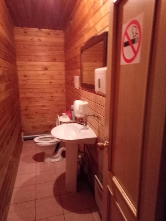 Четырехместный (Четырехместный номер с собственной ванной комнатой) базы отдыха Байкал, Байкальск