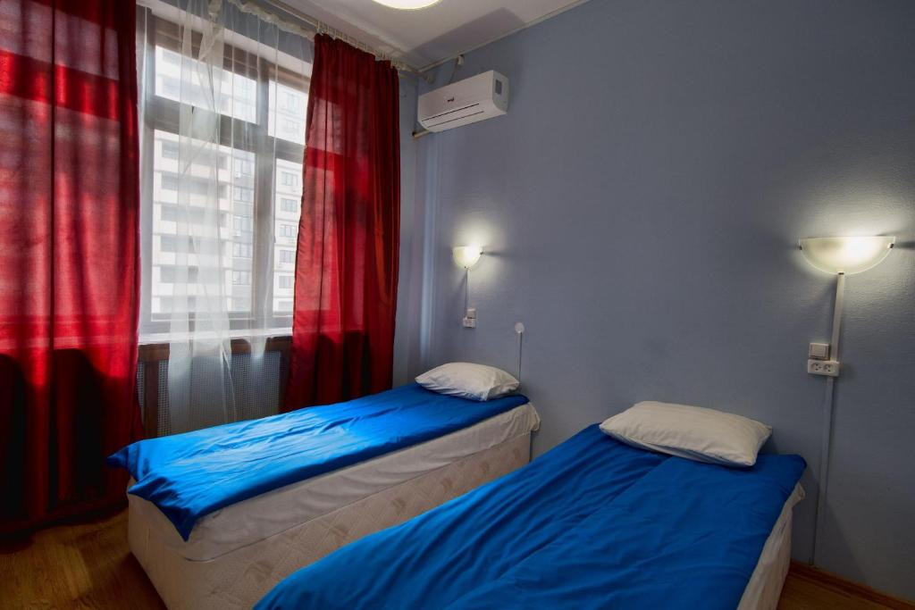 Двухместный (С 2 отдельными кроватями и общей ванной комнатой) отеля Key, Краснодар