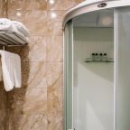 Все ванные комнаты оснащены полотенцами, тапочками,халатами и косметическими средствами.