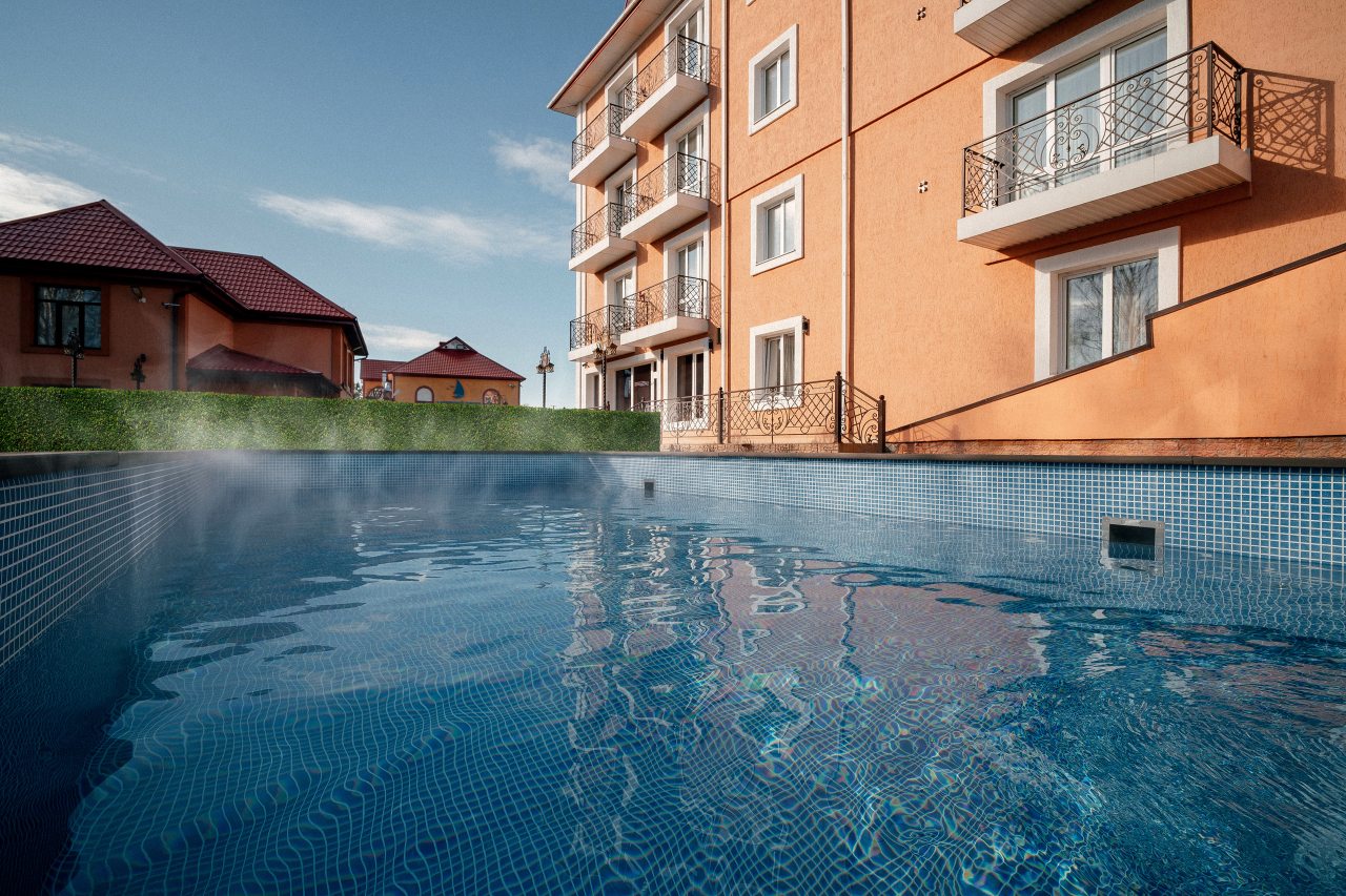 Круглогодичный подогреваемый бассейн, Гостиница Villa Maralis