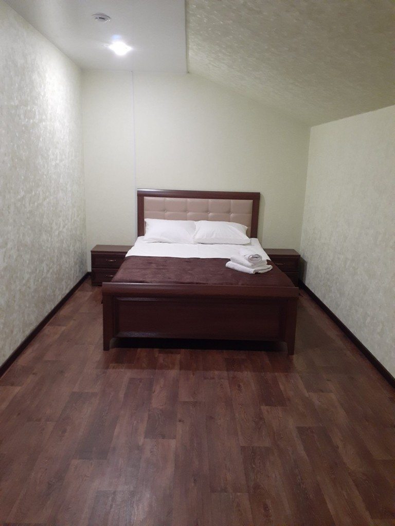 Трёхместный и более (Комфорт с 1 двуспальной кроватью и диван-кроватью) отеля SV Hotel, Знаменск