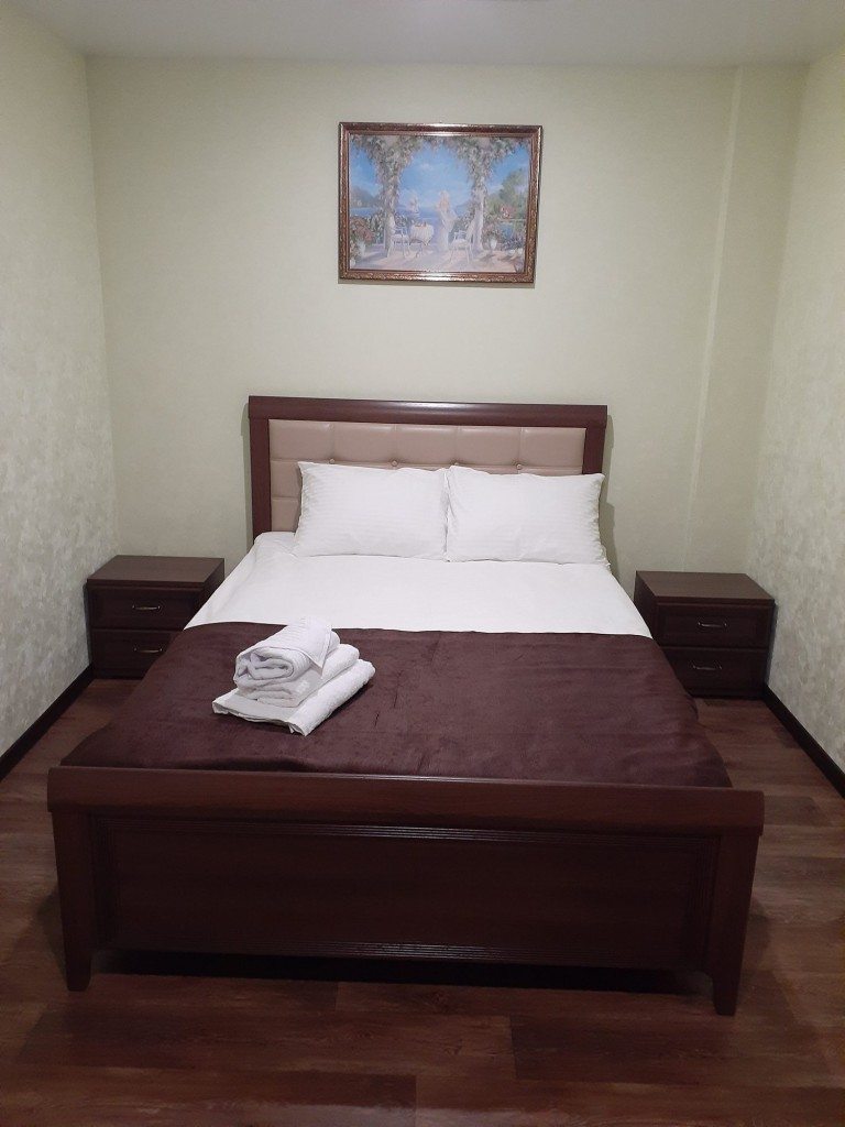 Трёхместный и более (Комфорт+ с 1 двуспальной кроватью и диван-кроватью) отеля SV Hotel, Знаменск