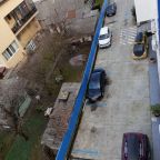 По периметру здания, бесплатно, по наличию свободных мест.