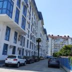 По периметру здания, бесплатно, по наличию свободных мест.