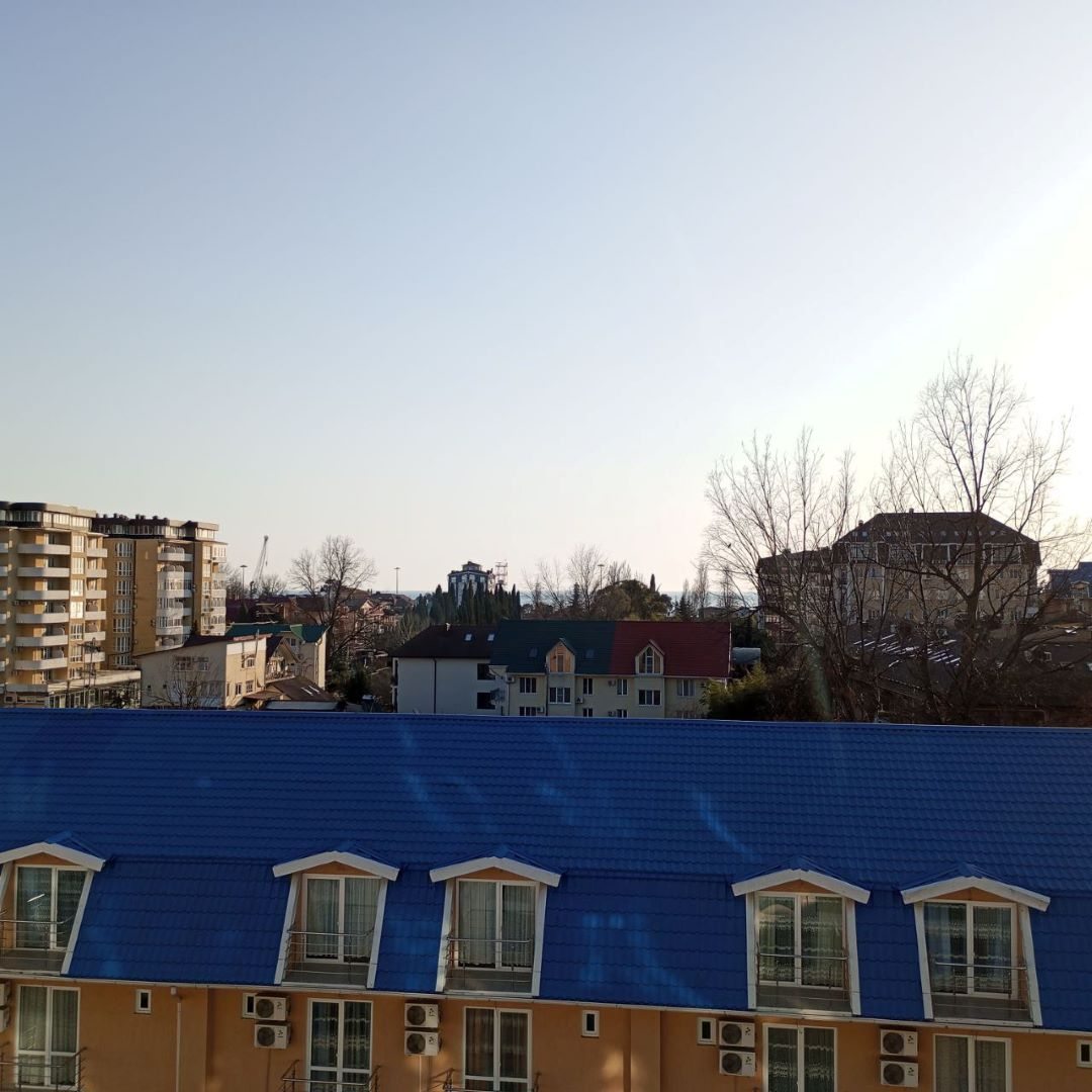 Вид на море и город с панорамных окон